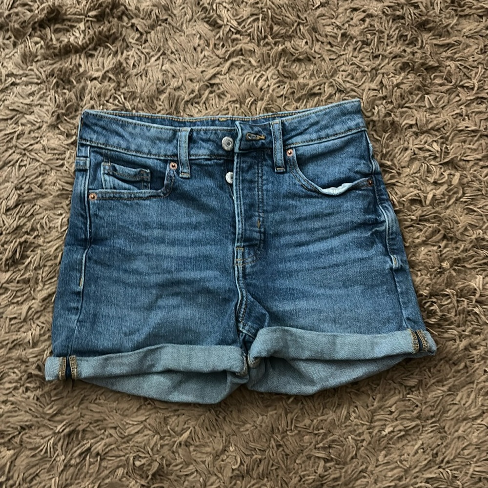 Women’s Old Navy jean short. High rise o.g. straight size 0